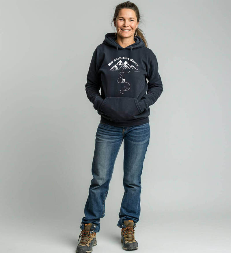 Nur noch eine Kurve | Unisex Organic Hoodie von Rad&Rucksack - am Model präsentiert