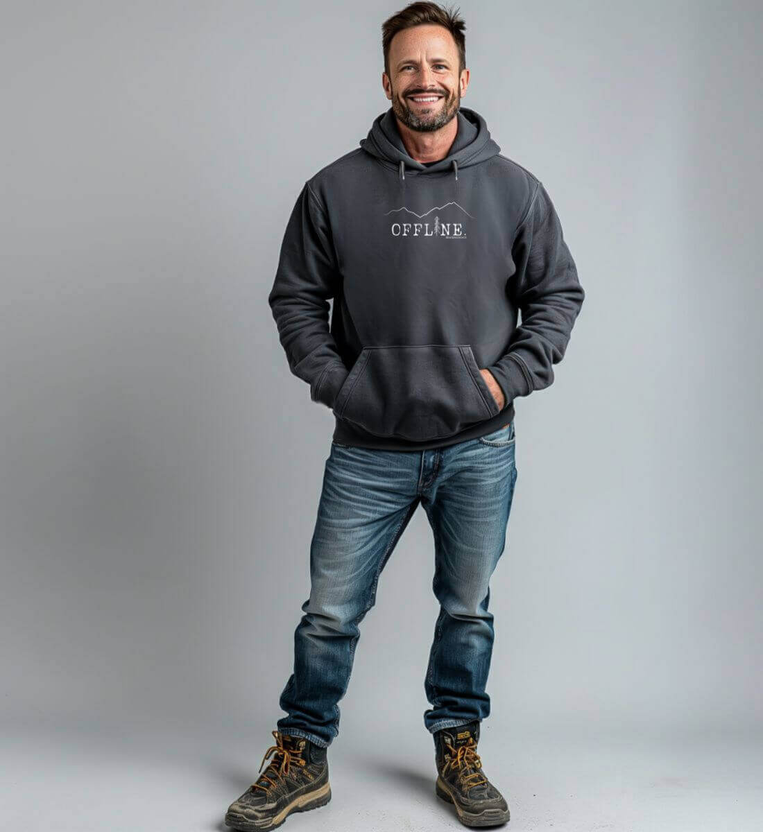 Offline. | Herren Premium Organic Hoodie von Rad&Rucksack - am Model präsentiert