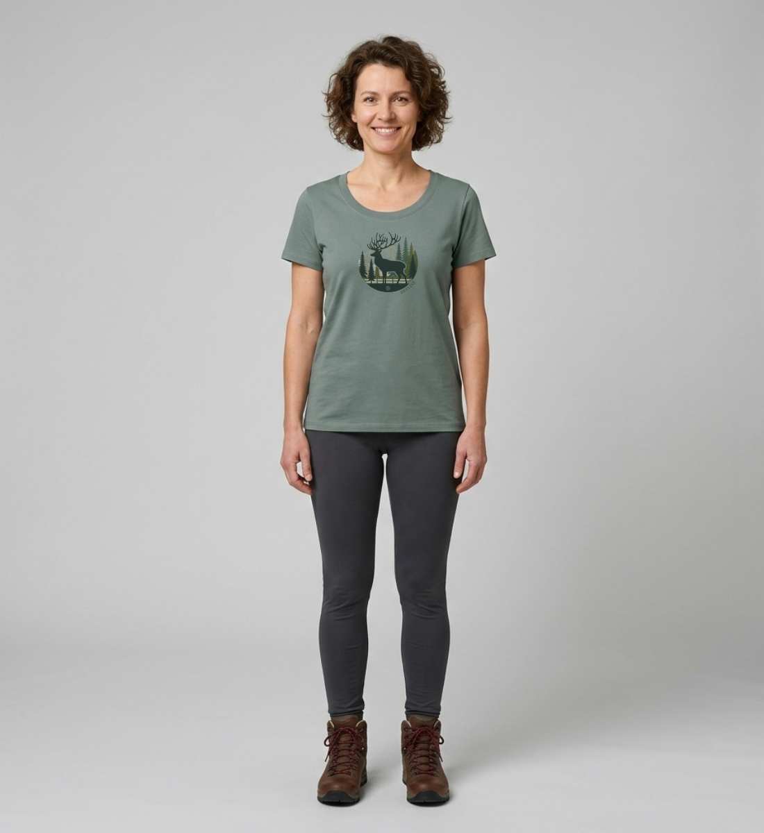 Offline Hirsch | Damen Premium Organic T-Shirt (Fitted) von Rad&Rucksack - am Model präsentiert