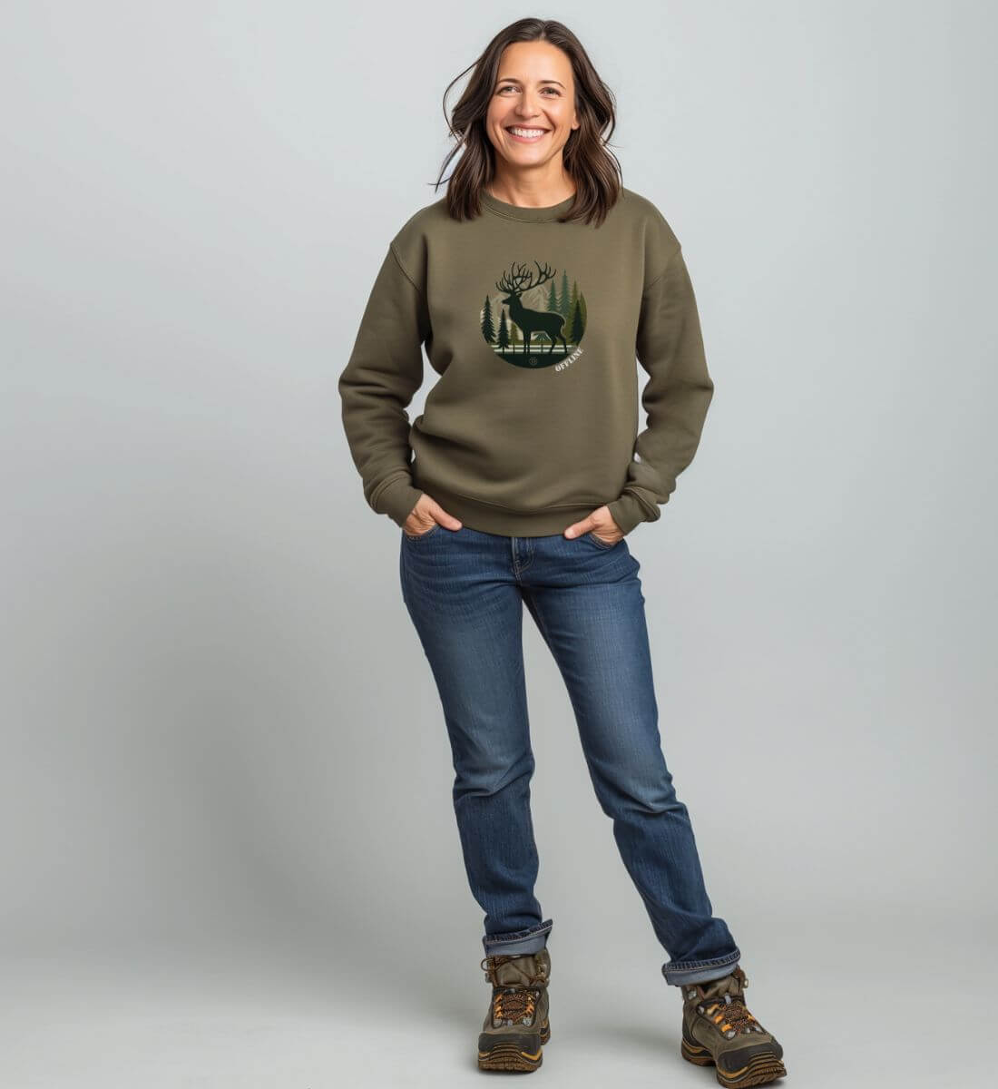 Offline Hirsch | Unisex Organic Pullover von Rad&Rucksack - am Model präsentiert