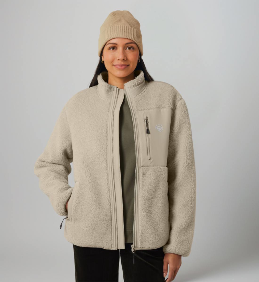 Rad&Rucksack Sherpa Teddyfleece Jacke | Warme Fleecejacke für Outdoor & Freizeit von Rad&Rucksack - am Model präsentiert