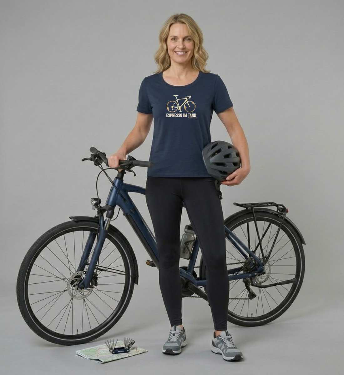 Rennrad & Kaffee | Damen Premium Organic T-Shirt (Fitted) in French Navy von Rad&Rucksack Model