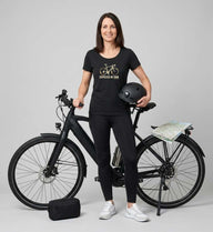 Rennrad & Kaffee T-Shirt Damen – Modelbild (155 g/m² Bio-Baumwolle, tailliert) von Rad&Rucksack