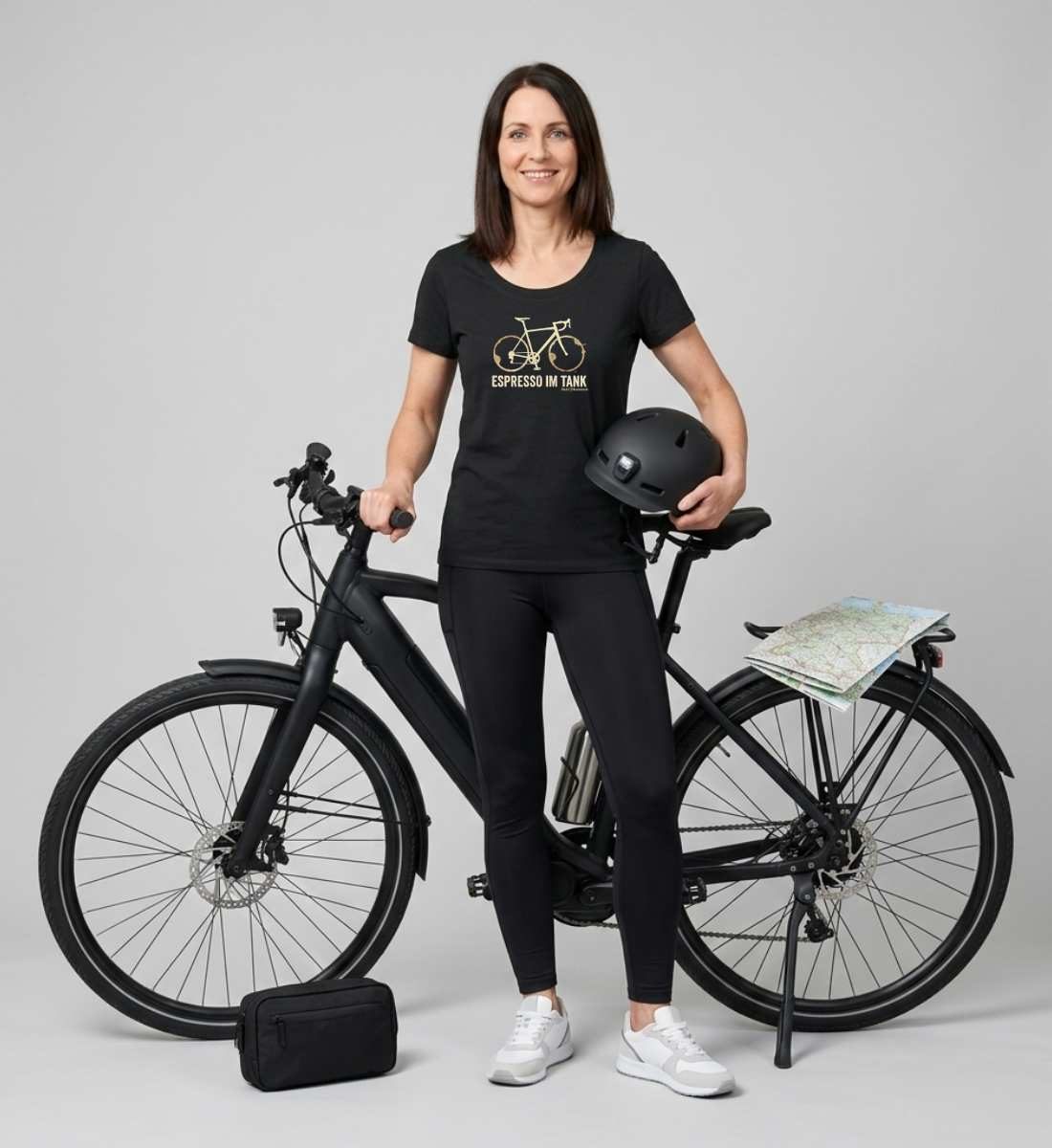 Rennrad & Kaffee | Damen Premium Organic T-Shirt (Fitted) von Rad&Rucksack - am Model präsentiert
