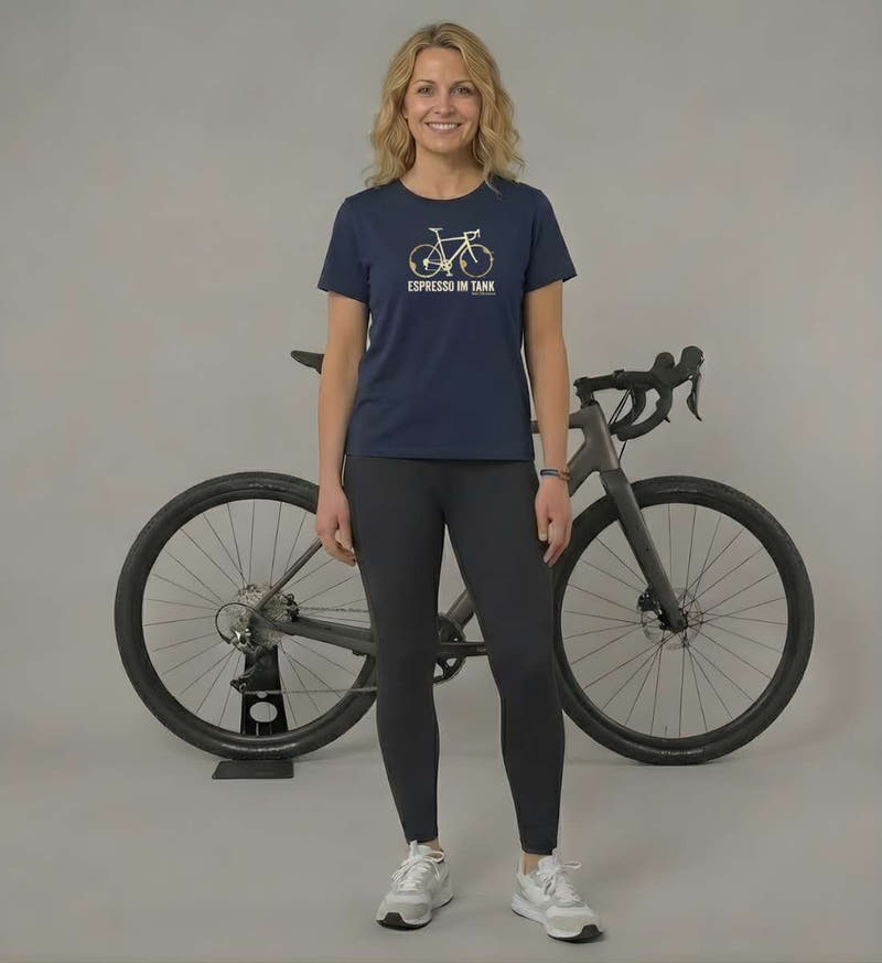 Rennrad & Kaffee | Damen Premium Organic T-Shirt von Rad&Rucksack - am Model präsentiert