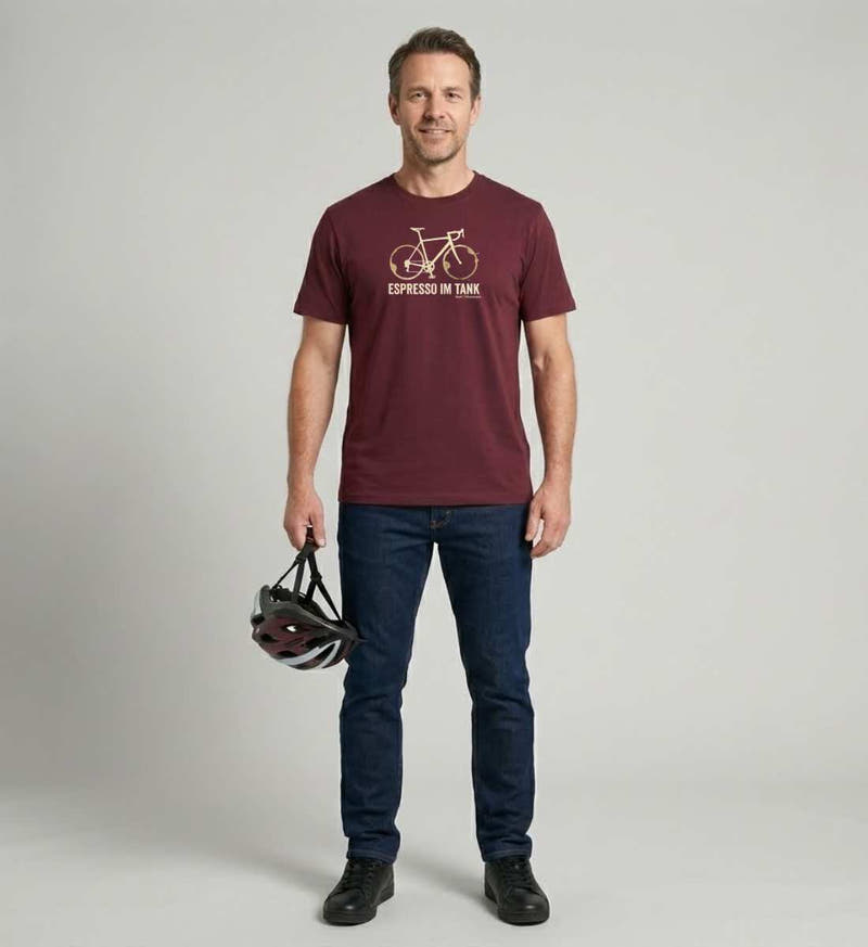 Rennrad & Kaffee | Herren Premium Organic T-Shirt von Rad&Rucksack - am Model präsentiert