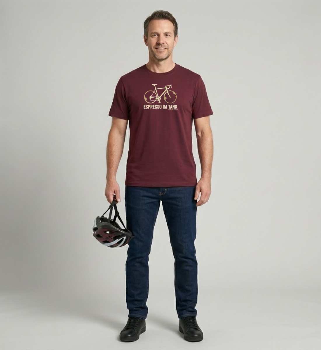 Rennrad & Kaffee | Herren Premium Organic T-Shirt von Rad&Rucksack - am Model präsentiert