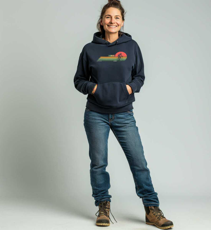 Rennrad | Unisex Organic Hoodie von Rad&Rucksack - am Model präsentiert