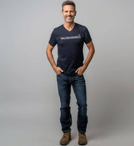 Geschenk Selten-Radlos V-Neck T-Shirt – Modelbild (100% Bio-Baumwolle) von Rad&Rucksack