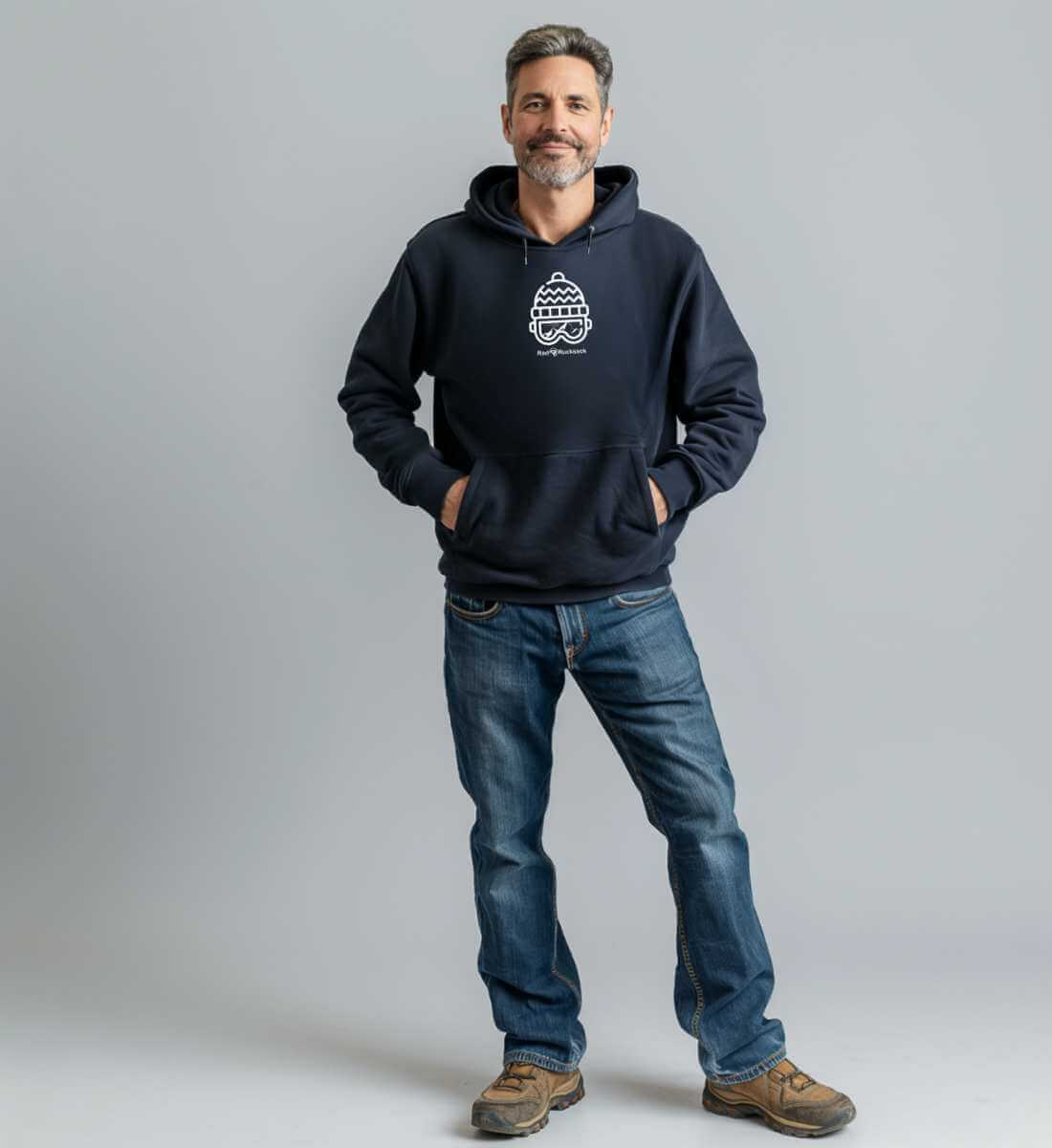 Ski Snowboard | Unisex Organic Hoodie von Rad&Rucksack - am Model präsentiert