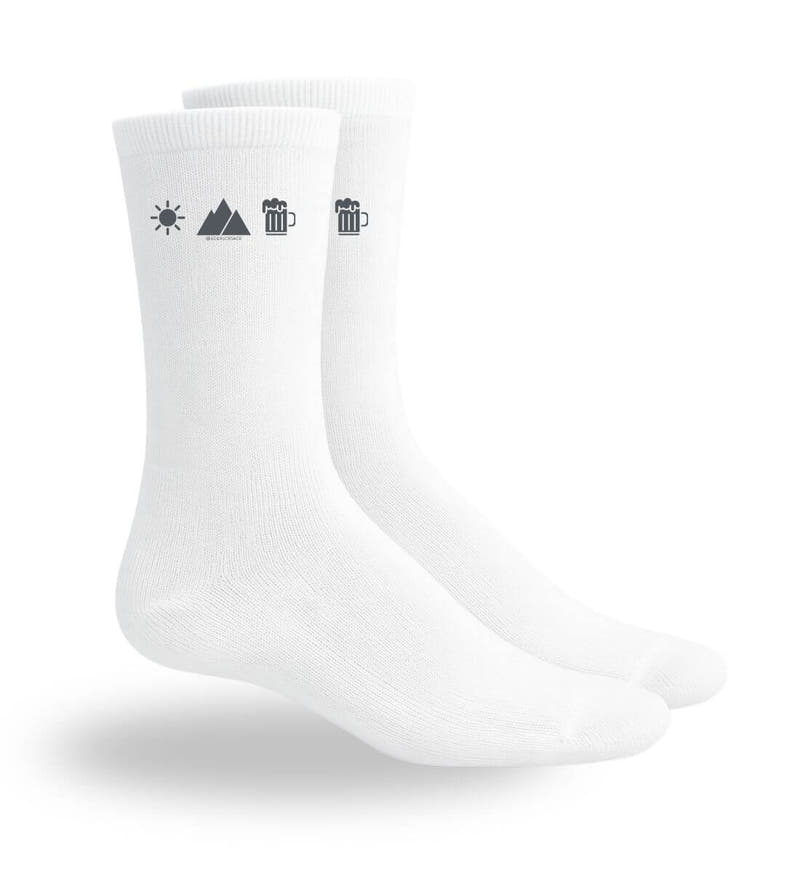 Sonne Berg Bier | Sport Socken von Rad&Rucksack - am Model präsentiert