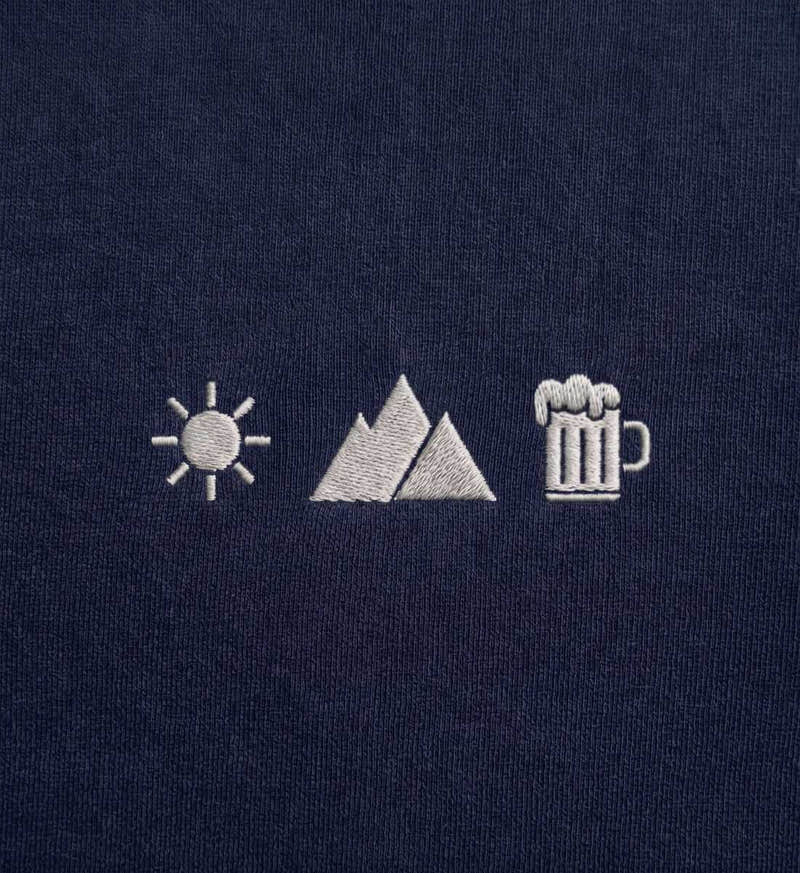 Sonne Berg Bier Bio Shorts – Modelbild (Weiche Bio-Baumwolle mit Kordelzug) von Rad&Rucksack