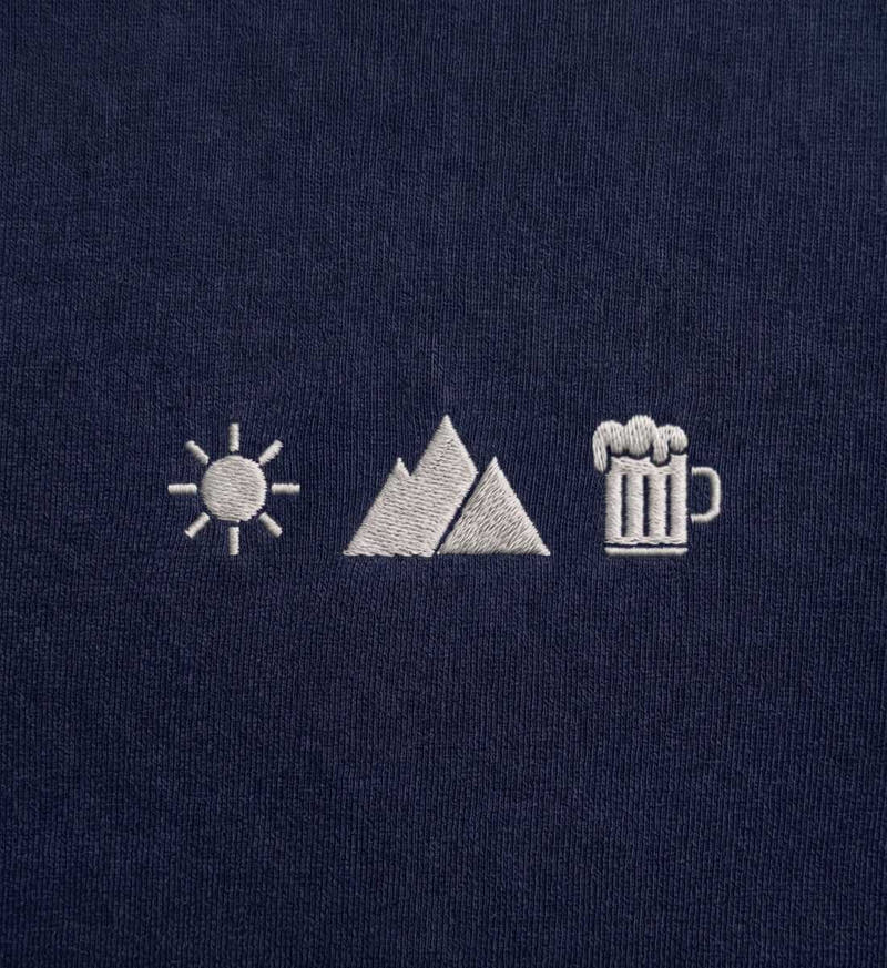 Sonne Berg Bier  |  Unisex Organic Shorts von Rad&Rucksack - am Model präsentiert