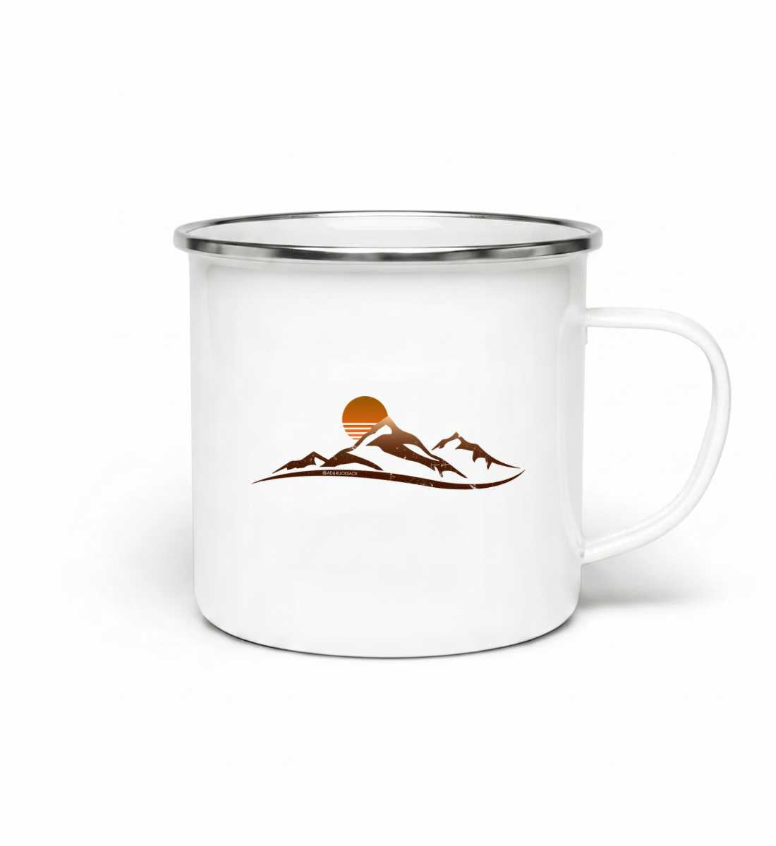 Sonnenuntergang Berg | Emaille Tasse von Rad&Rucksack - am Model präsentiert