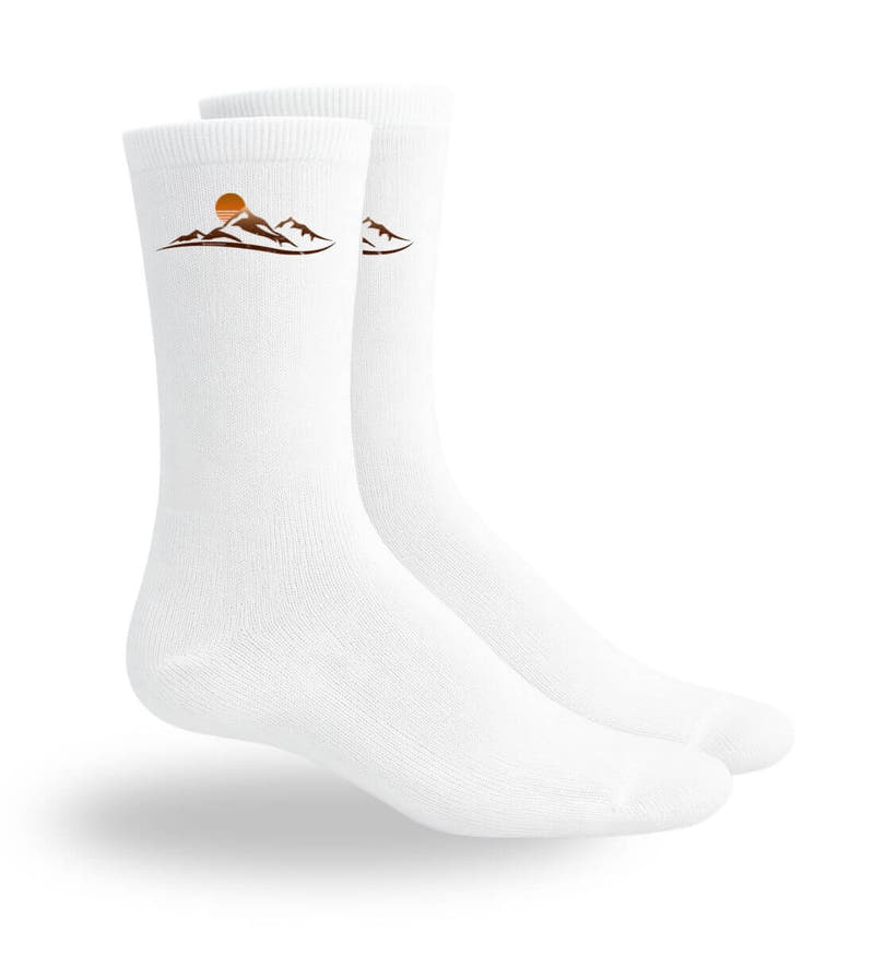 Sonnenuntergang Berg | Sport Socken von Rad&Rucksack - am Model präsentiert