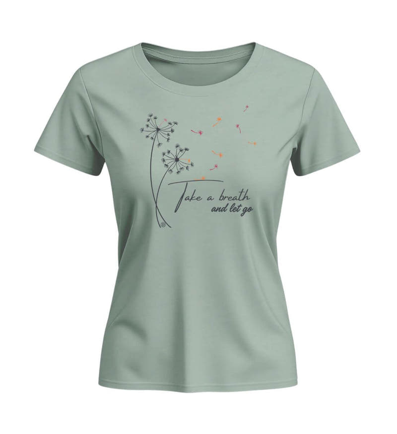 Take a breath | Damen Premium Organic T-Shirt (Fitted) in Aloe von Rad&Rucksack