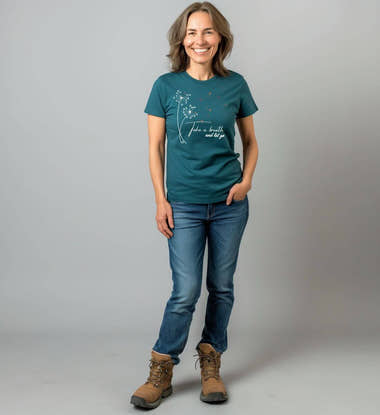 Geschenk Take A Breath T-Shirt – Modelbild (100% Bio-Baumwolle) von Rad&Rucksack