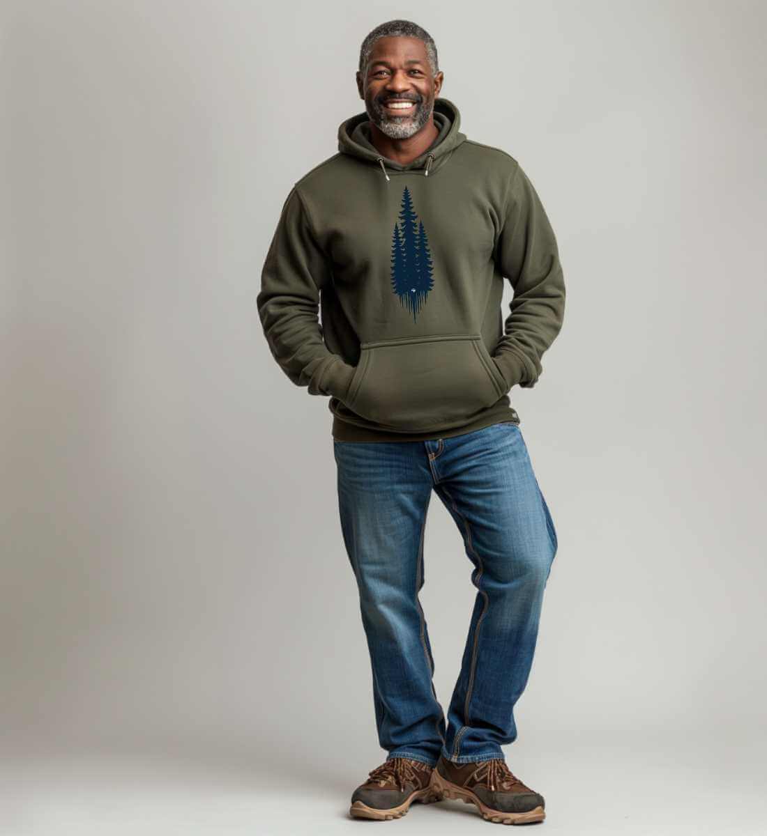 Tannen | Unisex Organic Hoodie von Rad&Rucksack - am Model präsentiert