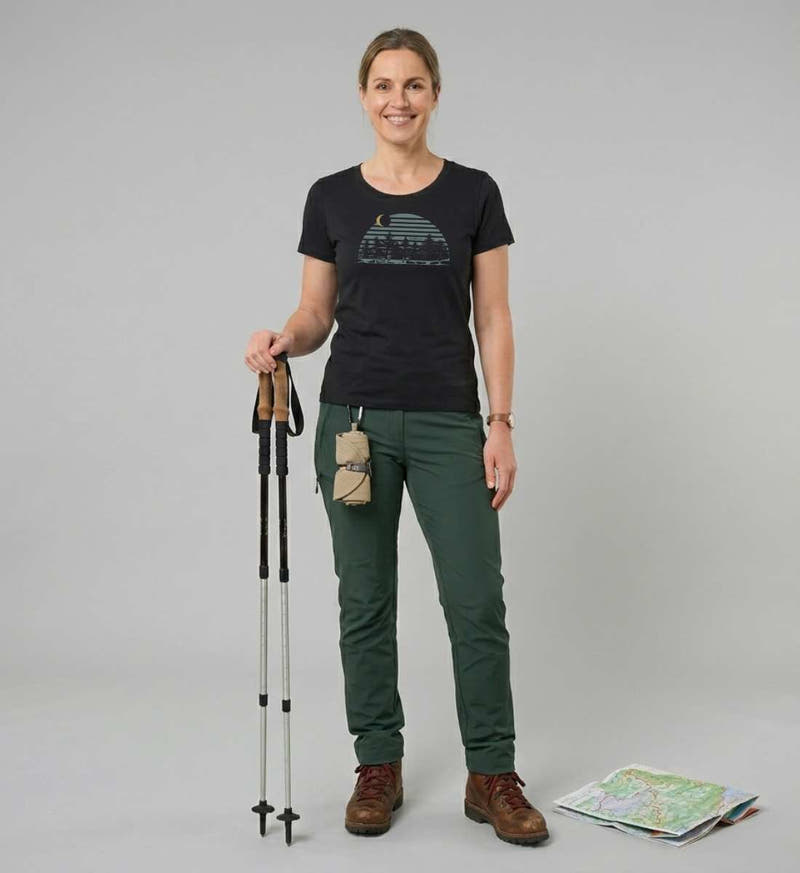 Tannenwald | Damen Premium Organic T-Shirt (Fitted) von Rad&Rucksack - am Model präsentiert