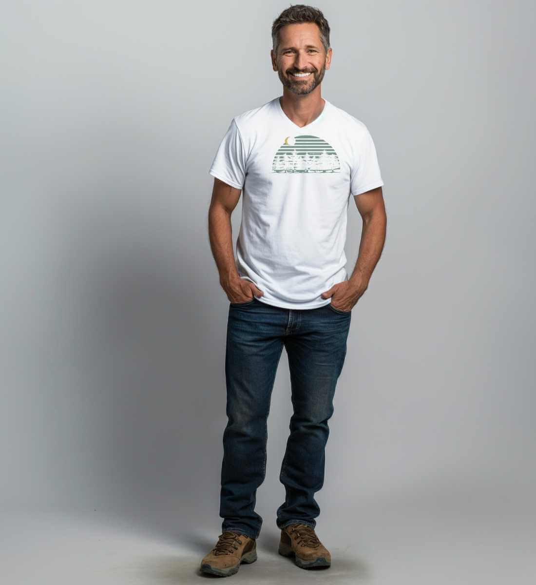 Tannenwald | Herren V-Neck Premium Organic T-Shirt von Rad&Rucksack - am Model präsentiert