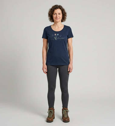 Tulpen Wanderful T-Shirt Damen – Modelbild (155 g/m² Bio-Baumwolle, tailliert) von Rad&Rucksack