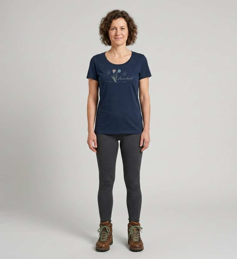 Tulpen Wanderful | Damen Premium Organic T-Shirt (Fitted) von Rad&Rucksack - am Model präsentiert