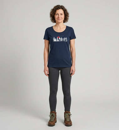 Wäldern T-Shirt Damen – Modelbild (155 g/m² Bio-Baumwolle, tailliert) von Rad&Rucksack