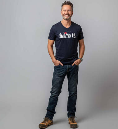 Geschenk Wäldern V-Neck T-Shirt – Detailaufnahme (100% Bio-Baumwolle) von Rad&Rucksack