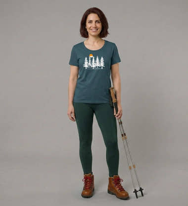 Wald Forest T-Shirt Damen – Modelbild (155 g/m² Bio-Baumwolle, tailliert) von Rad&Rucksack