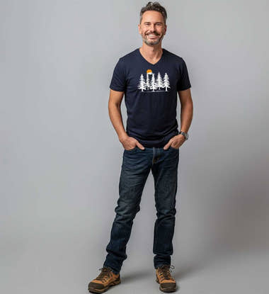 Forst V-Neck T-Shirt Kurzarm Herren „Wald Forest“ – Modelbild (100% Bio-Baumwolle) von Rad&Rucksack