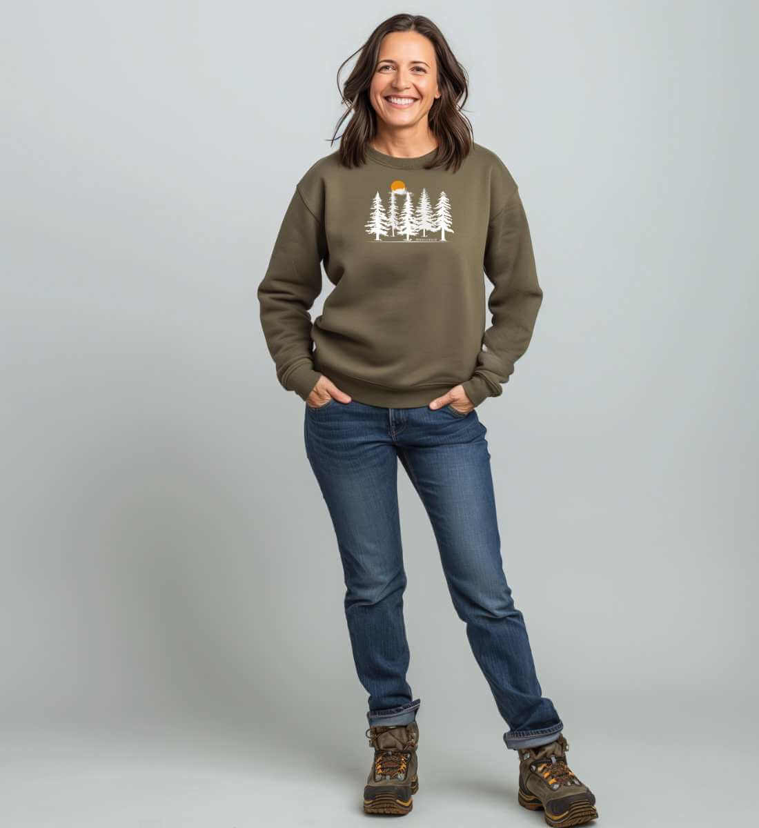 Wald Forest | Unisex Organic Pullover von Rad&Rucksack - am Model präsentiert