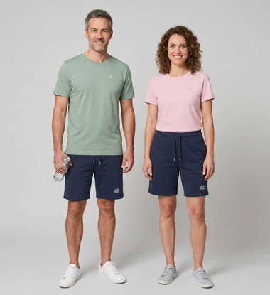 Outdoor Shorts Wald Fuchs Stick – Modelbild (Weiche Bio-Baumwolle mit Kordelzug) von Rad&Rucksack
