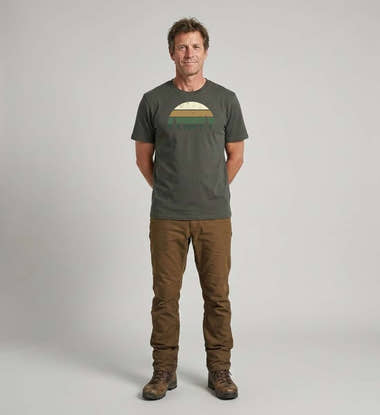 Geschenk Wald T-Shirt – Modelbild (100% Bio-Baumwolle) von Rad&Rucksack