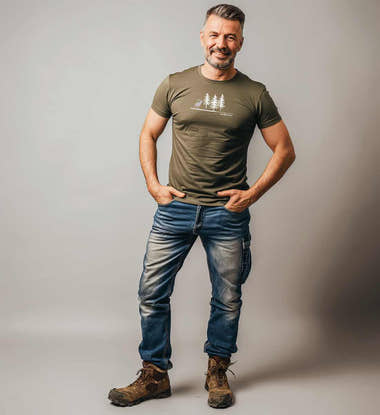 Wald Hirsch Bio T-Shirt Herren – Modelbild (100% Bio-Baumwolle) von Rad&Rucksack