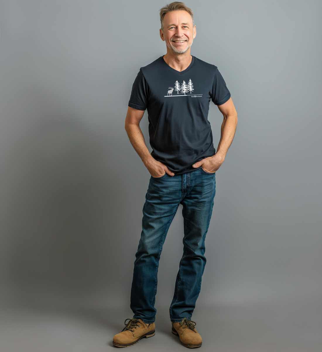 Wald Hirsch | Herren V-Neck Premium Organic T-Shirt von Rad&Rucksack - weitere Modelansicht 2