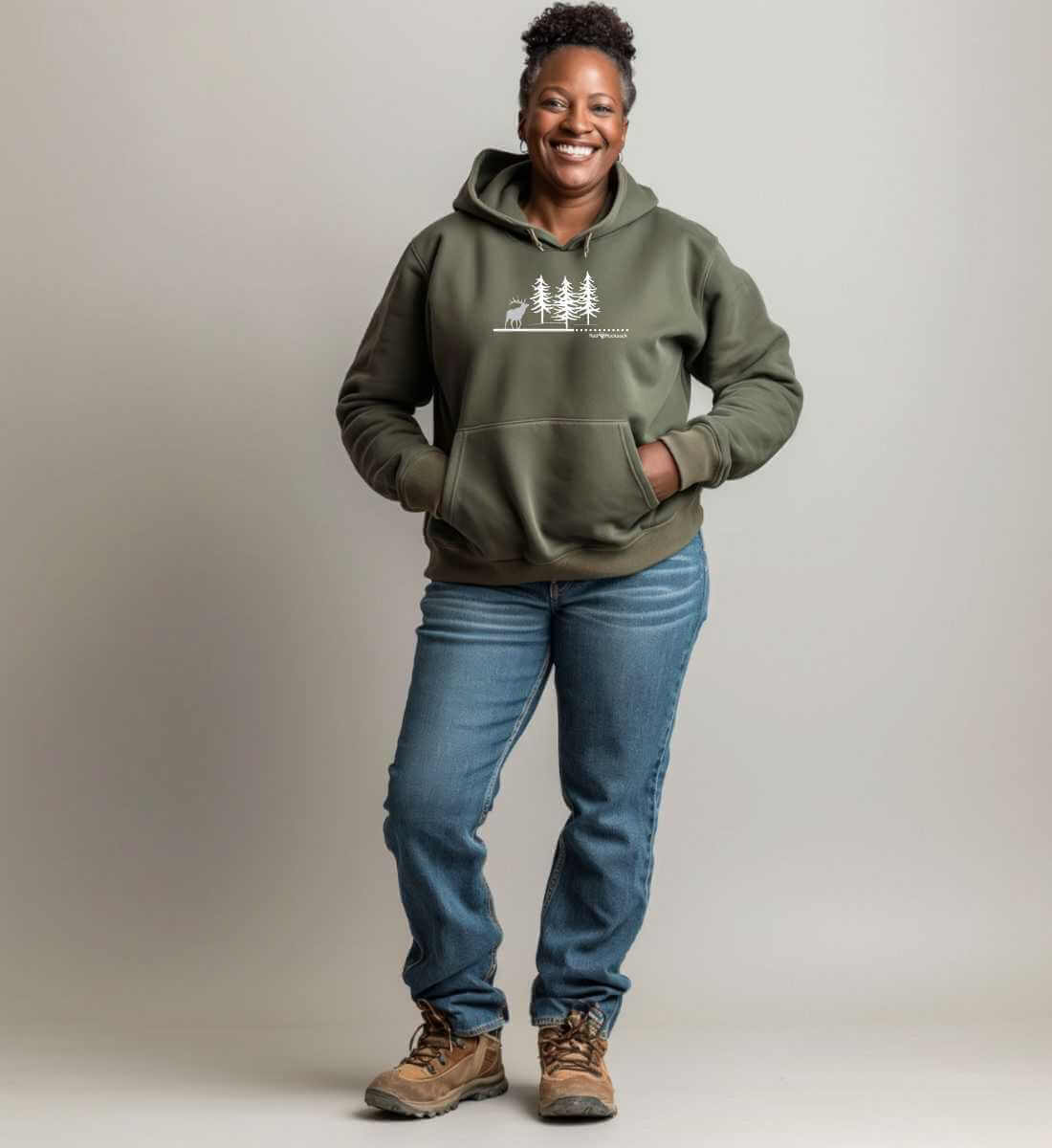 Wald Hirsch | Unisex Organic Hoodie von Rad&Rucksack - am Model präsentiert