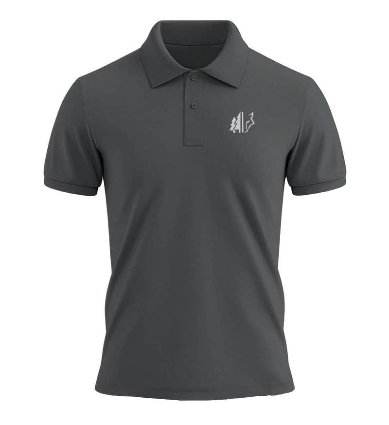 Wald Wolf Stick Poloshirt in Anthrazit (Anthracite) – Produktbild (240 g/m² Bio-Piqué mit Stick) von Rad&Rucksack