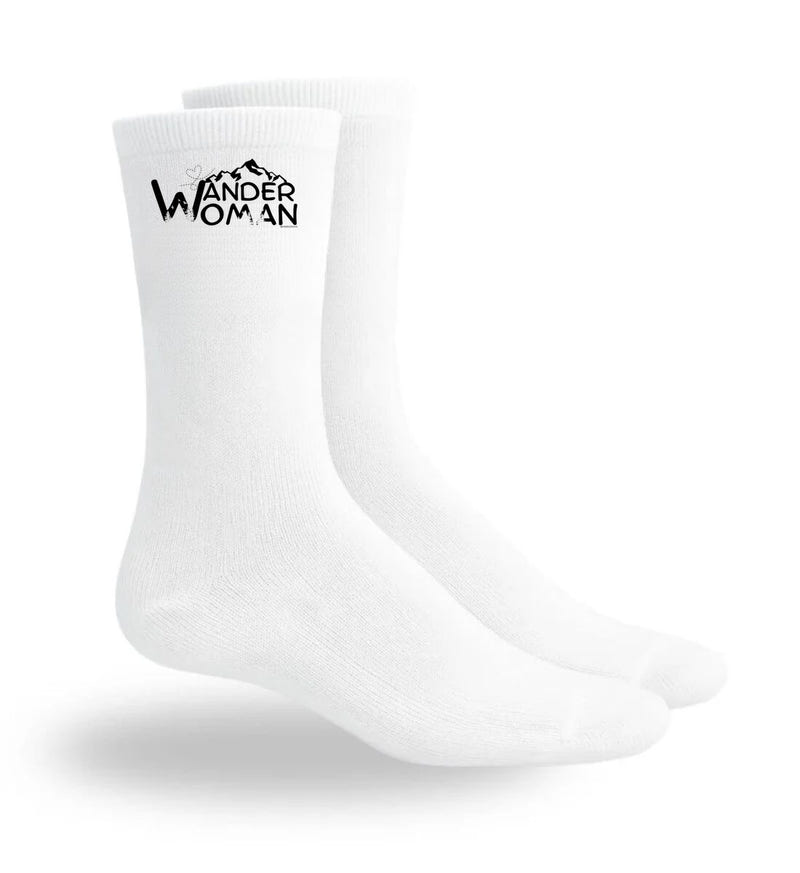 Wandersocken Lustig „Wander Woman“ in Weiß (White) – Motiv- & Print-Ansicht (atmungsaktives Mesh-Fußbett) von Rad&Rucksack