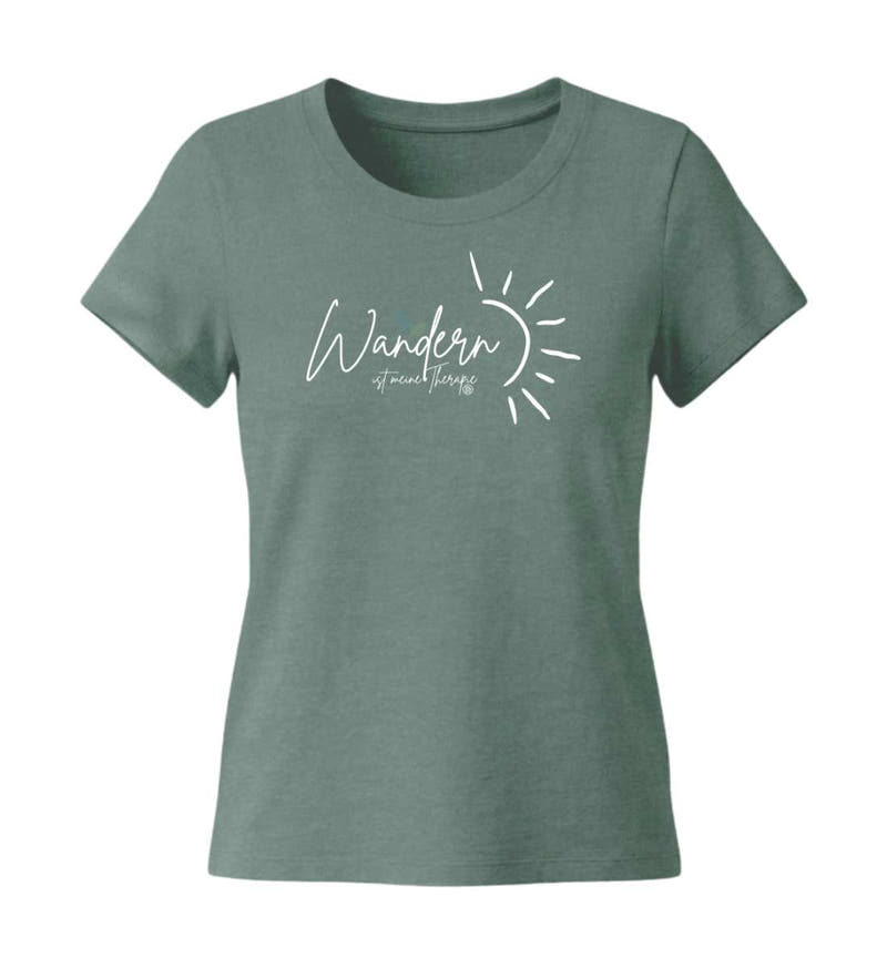Wandern ist meine Therapie | Damen Premium Organic T-Shirt (Fitted) in Green Bay von Rad&Rucksack