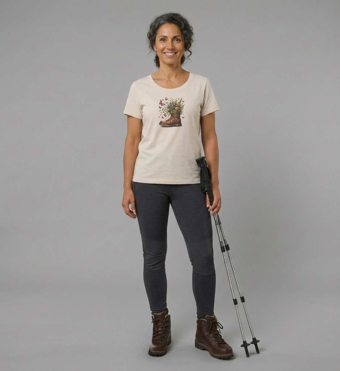 Wanderschuh-Blumen | Damen Premium Organic T-Shirt (Fitted) von Rad&Rucksack - am Model präsentiert