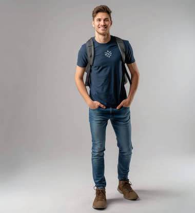 Wanderstöcke T-Shirt Herren – Modelbild (100% Bio-Baumwolle mit Stick) von Rad&Rucksack