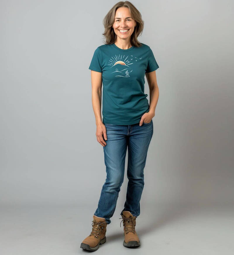 Wanderungen | Damen Premium Organic T-Shirt von Rad&Rucksack - am Model präsentiert