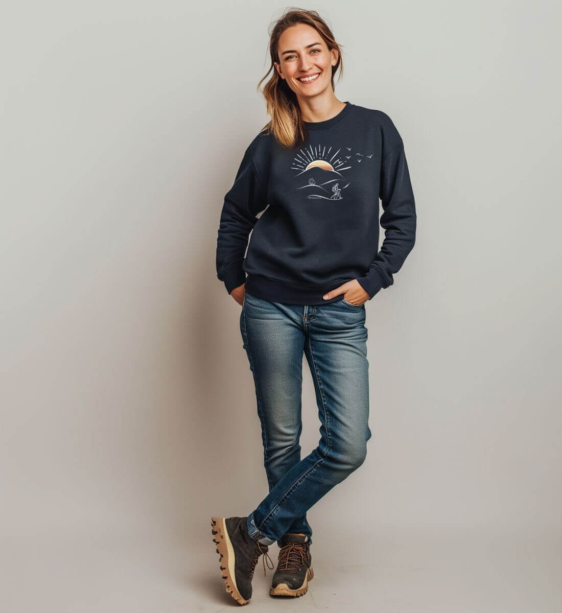 Wanderungen | Unisex Organic Pullover von Rad&Rucksack - am Model präsentiert