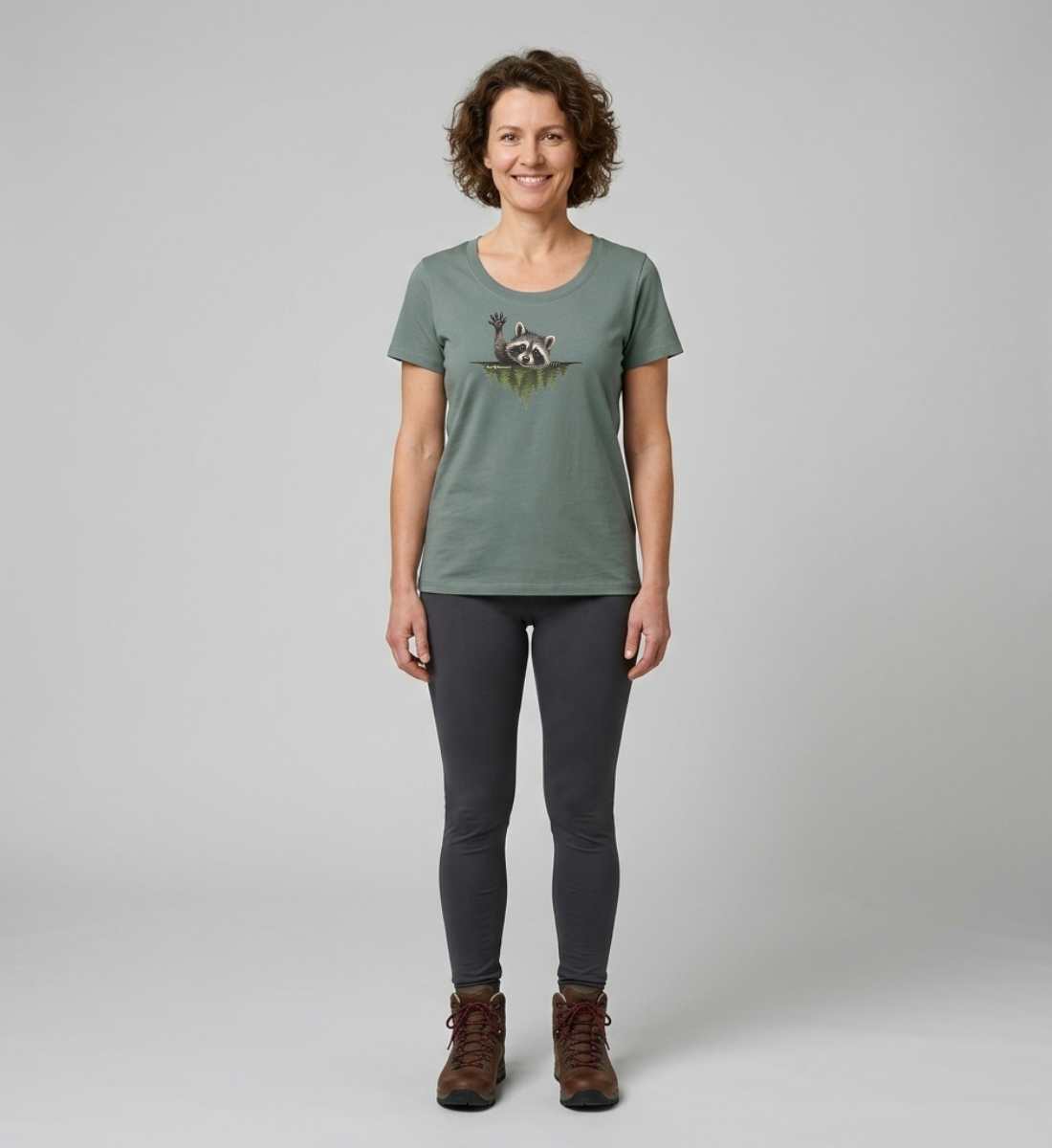 Waschbär Hallo | Damen Premium Organic T-Shirt (Fitted) von Rad&Rucksack - am Model präsentiert