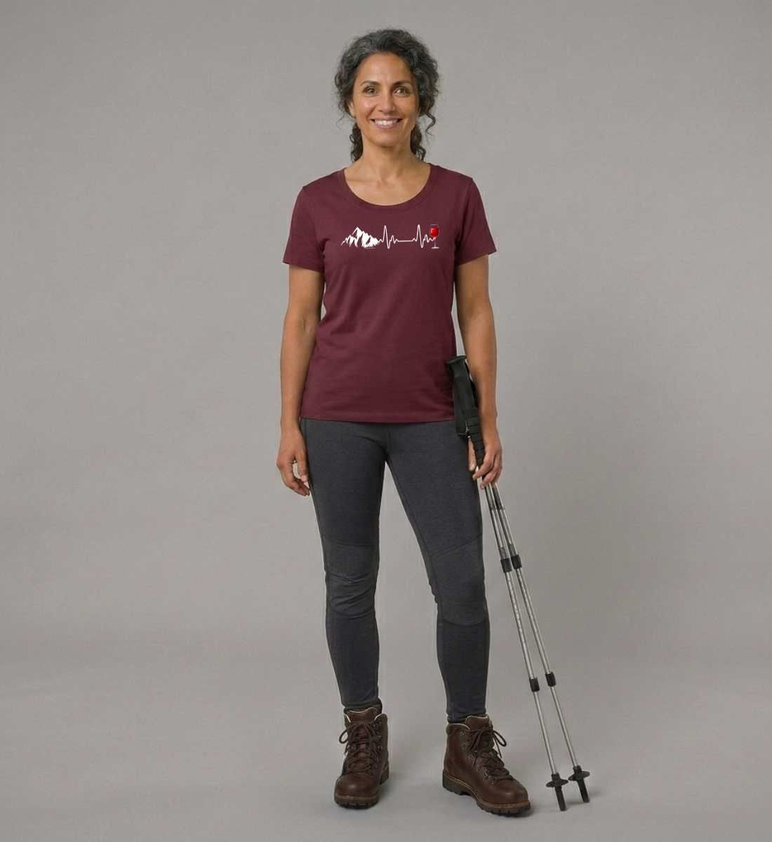 Wein Berg Herzschlag | Damen Premium Organic T-Shirt (Fitted) in Burgundy von Rad&Rucksack Model
