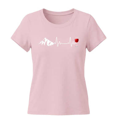 Wein Berg Herzschlag T-Shirt Damen Zartrosa (Cotton Pink) – Produktbild (155 g/m² Bio-Baumwolle, tailliert) von Rad&Rucksack