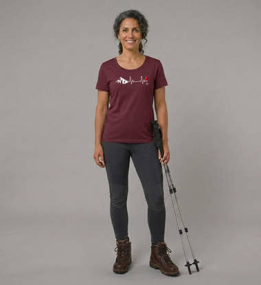 Wein Berg Herzschlag T-Shirt Damen – Modelbild (155 g/m² Bio-Baumwolle, tailliert) von Rad&Rucksack