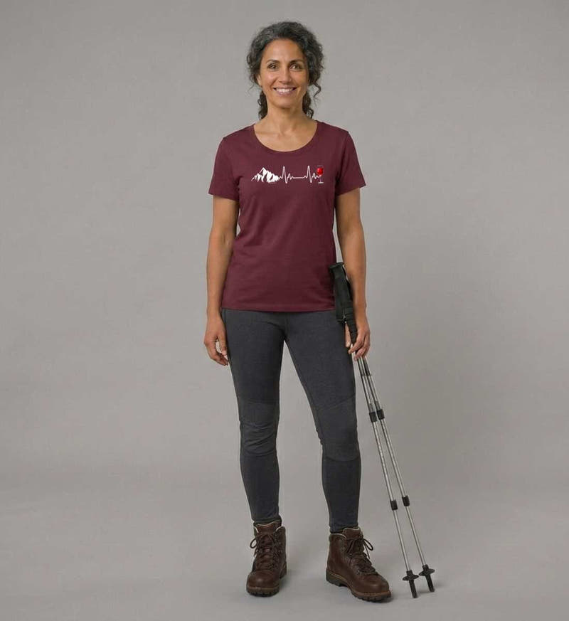 Wein Berg Herzschlag | Damen Premium Organic T-Shirt (Fitted) von Rad&Rucksack - am Model präsentiert