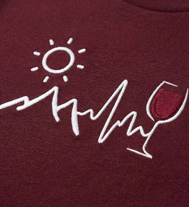 Wein Berg Herzschlag T-Shirt Herren – Modelbild (100% Bio-Baumwolle mit Stick) von Rad&Rucksack