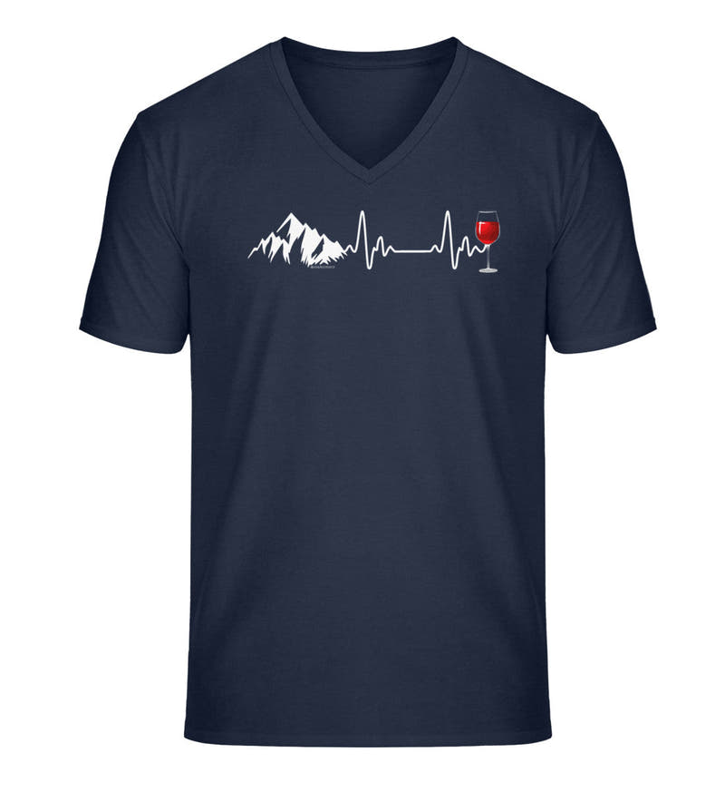 Wein Berg Herzschlag | Herren V-Neck Premium Organic T-Shirt in French Navy von Rad&Rucksack